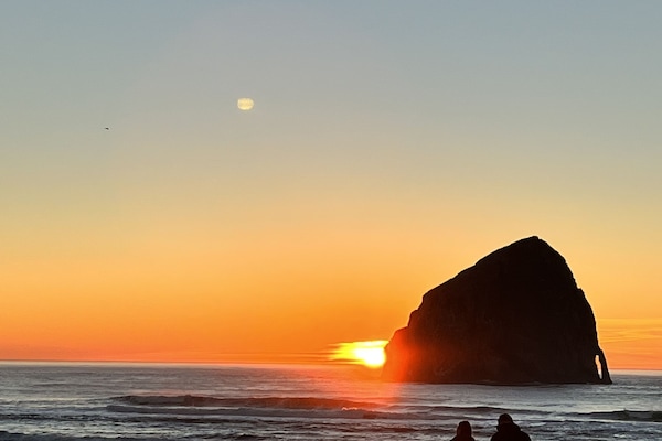 Una spiaggia nelle vicinanze, lettini da mare, teli da spiaggia