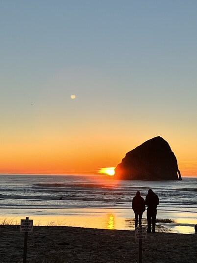 Pacific City Charmer - 2 blocks from beach!