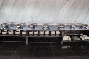 Sarapan prasmanan setiap hari (IDR 70000 per orang)