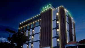 Een hotel met meerdere verdiepingen, met een opvallend bord waarop 'Parkside Star Hotel' staat.