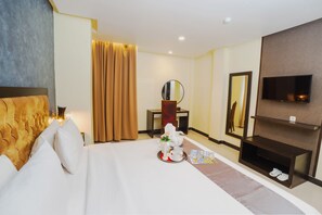 Rom – deluxe, 1 queensize-seng | Sengetøy av topp kvalitet, individuelt dekorert og skrivebord