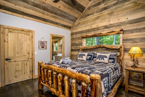 2 habitaciones, escritorio y tabla de planchar con plancha 