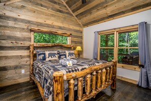 2 bedrooms, desk, iron/ironing board, travel cot - *NEW CABIN*HOT TUB*/Outdoor Fireplace/Lake/Pond Behind Property/PAC Man/Nintendo (McCaysville)