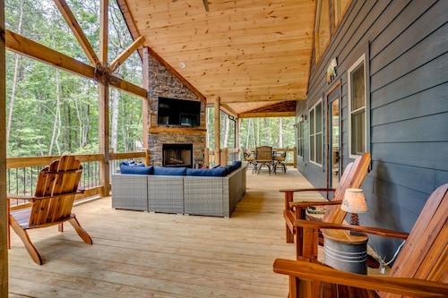 *NEW CABIN*HOT TUB*/Outdoor Fireplace/Lake/Pond Behind Property/PAC Man/Nintendo