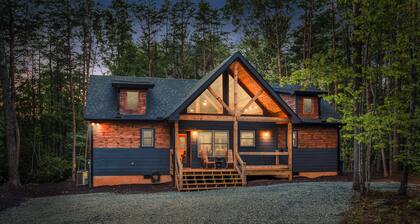 *NEW CABIN*HOT TUB*/Outdoor Fireplace/Lake/Pond Behind Property/PAC Man/Nintendo