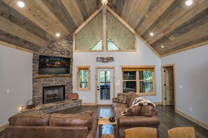 Smart TV, chimenea, videojuegos y libros 