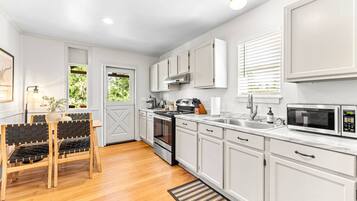 Refrigerador, cafetera y tetera y utensilios de cocina