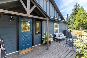 Terrace/patio - Private and Quiet Couples Escape, New Construction, Décor, and Furnishings, Gorgeous Deck & BBQ (Wilsonville)