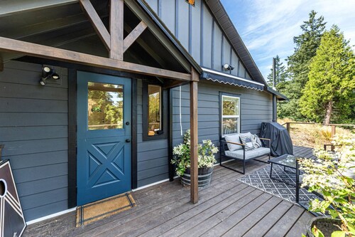 Private and Quiet Couples Escape, New Construction, Décor, and Furnishings, Gorgeous Deck & BBQ