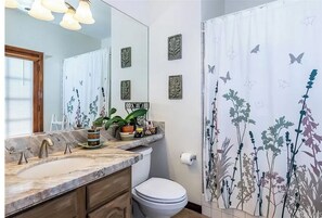 Ensemble baignoire-douche, bidet
