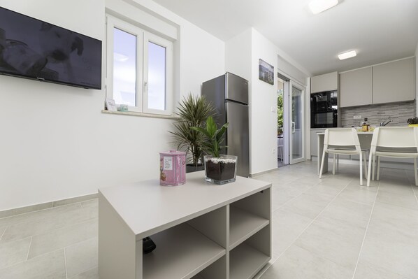 Jääkaappi, mikroaaltouuni, liesi, astianpesukone