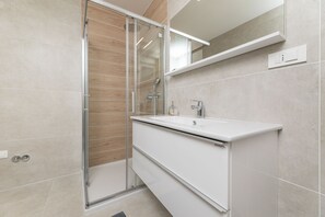 Suihku, hiustenkuivaaja