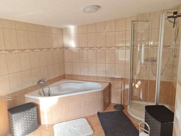 Bathtub, hair dryer, towels, soap - Modernized apartment, centrally located in historic old town (Mücheln (Geiseltal))