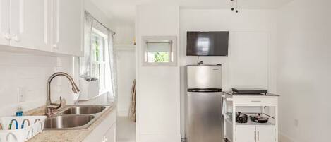 Kühlschrank, Mikrowelle, Herdplatte, Wasserkocher mit Kaffee-/Teezubehör