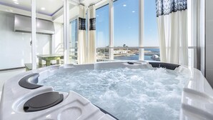 A hot tub with a view of a coastal area. - Pohang 0.1 Poolvilla (Pohang)