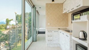A modern kitchen with a view of a natural landscape. - Goseong Bluebeach Pension&glamping (Goseong)