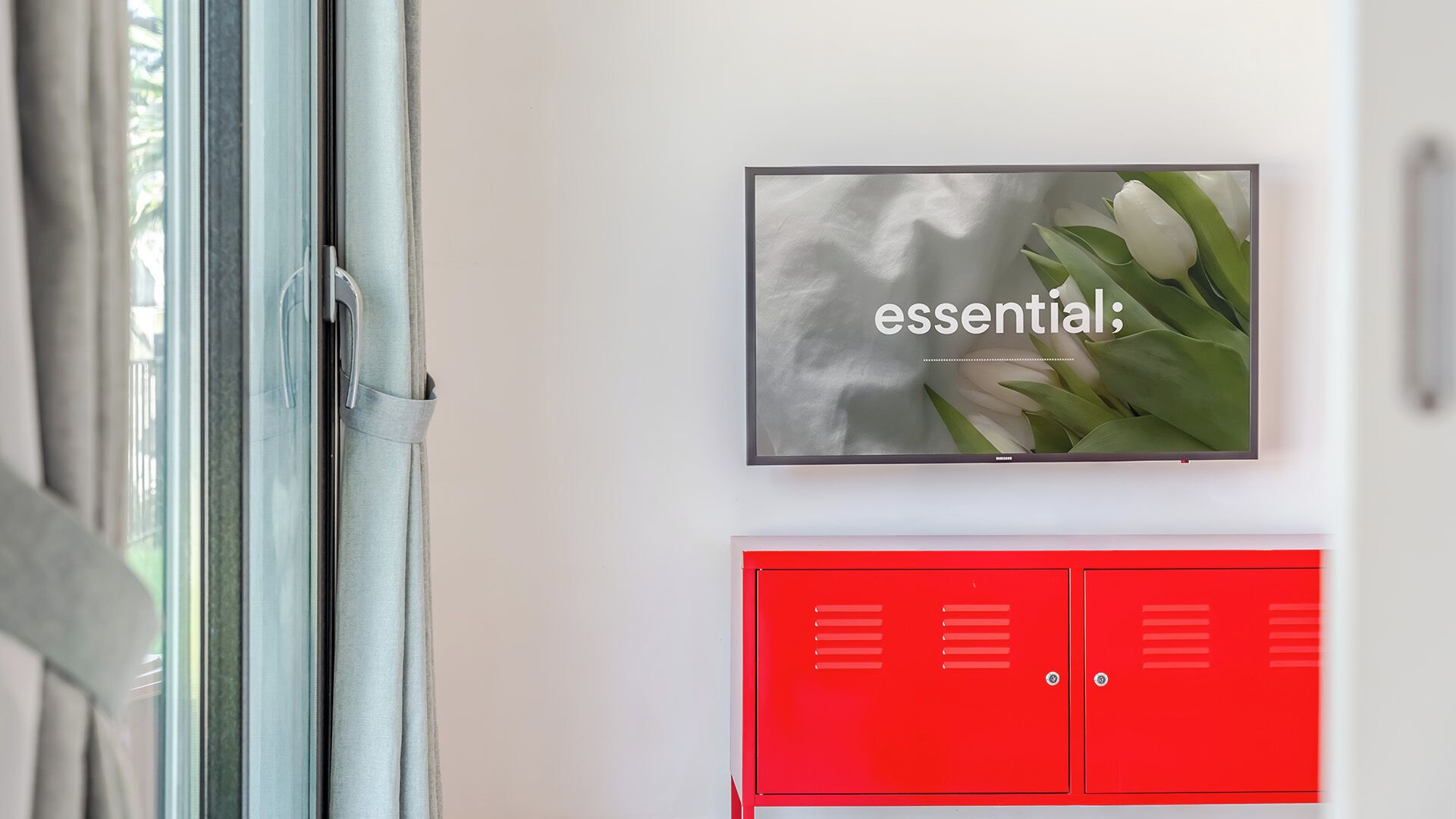 Un tableau encadré avec du texte et un meuble de rangement rouge fixé au mur.