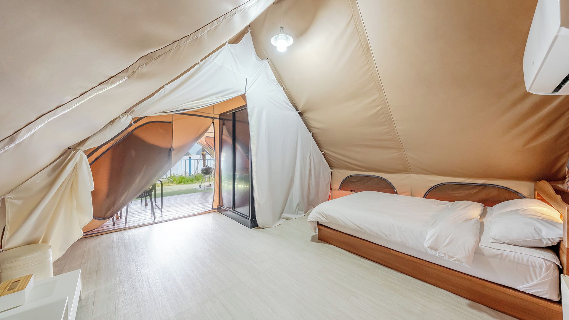 Una habitación con carpa, una cama, una ventana y vistas al exterior.