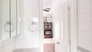 Ensemble douche/baignoire, sĂšche-cheveux