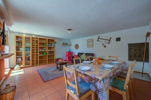 Family House, 2 Bedrooms, 2 Bathrooms, Mountainside (Cherry Tree House Family Friendly) | Dining