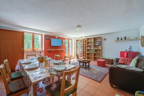 Maison Familiale, 2 chambres, 2 salles de bains, côté montagne (Cherry Tree House Family Friendly) | Restauration