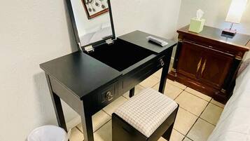 2 habitaciones, escritorio, tabla de planchar con plancha y wifi gratis