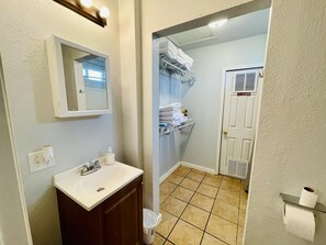 Dusche, Haartrockner, Handtücher, Seife