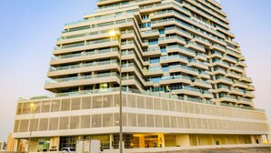 Exterior - Fully Furnished Studio in Azizi Aliyah (Dubai)