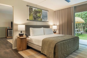 Roupas de cama premium, cofres nos quartos, cortinas blackout
