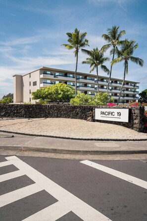 Un edificio de hotel de varios pisos con un cartel que dice 'PACIFIC 19' al frente.