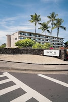 Un edificio de hotel de varios pisos con un cartel que dice 'PACIFIC 19' al frente.