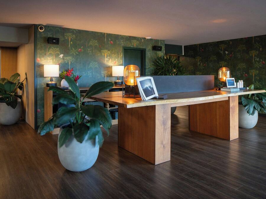 Lobby-lounge