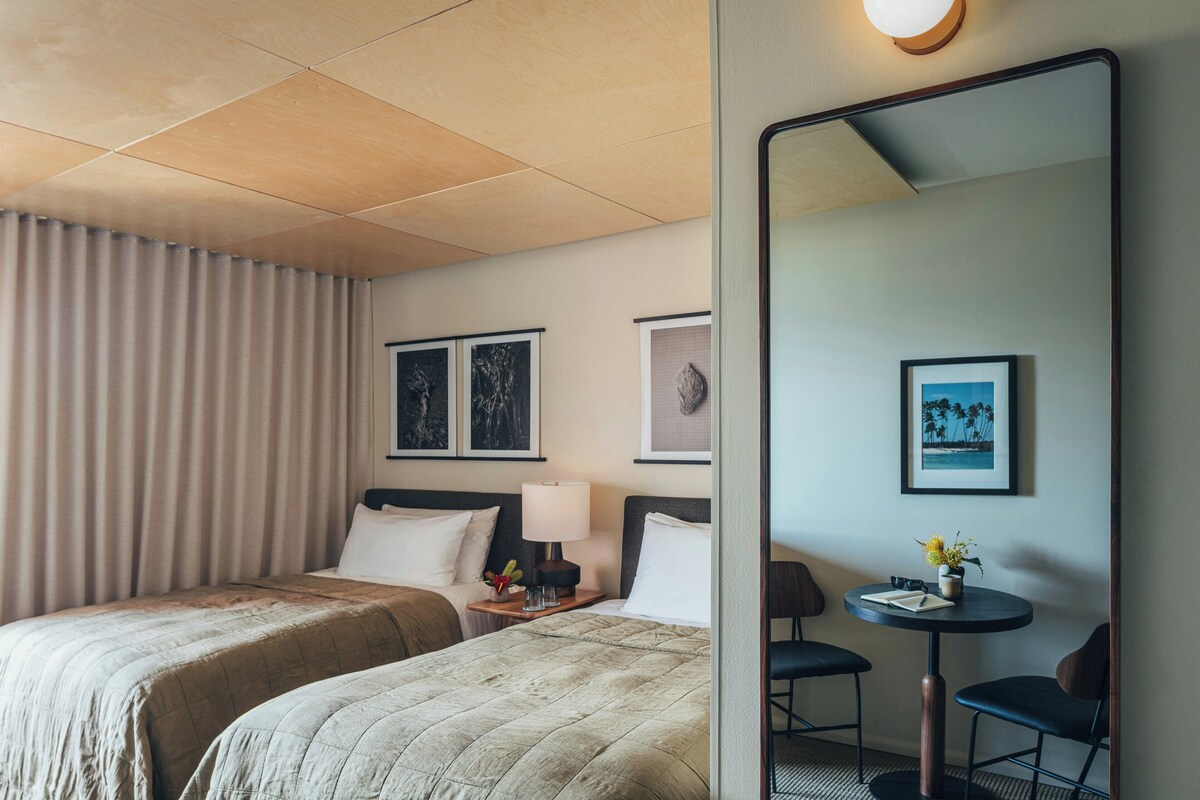 Habitación doble, vista a la alberca | Ropa de cama de alta calidad y caja de seguridad en la habitación 