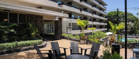Un hôtel doté d’une terrasse, d’une piscine et d’une végétation luxuriante.
