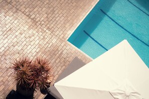 Outdoor pool, open 9:00 AM to 9:00 PM, pool umbrellas, pool loungers - PACIFIC 19 Kona (Kailua-Kona)