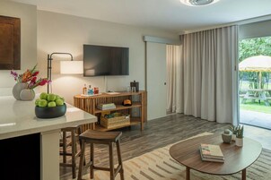 Ropa de cama de alta calidad y caja de seguridad en la habitación