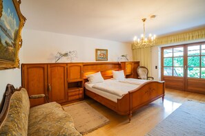2 bedrooms, internet, bed sheets