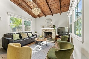 Smart TV, fireplace