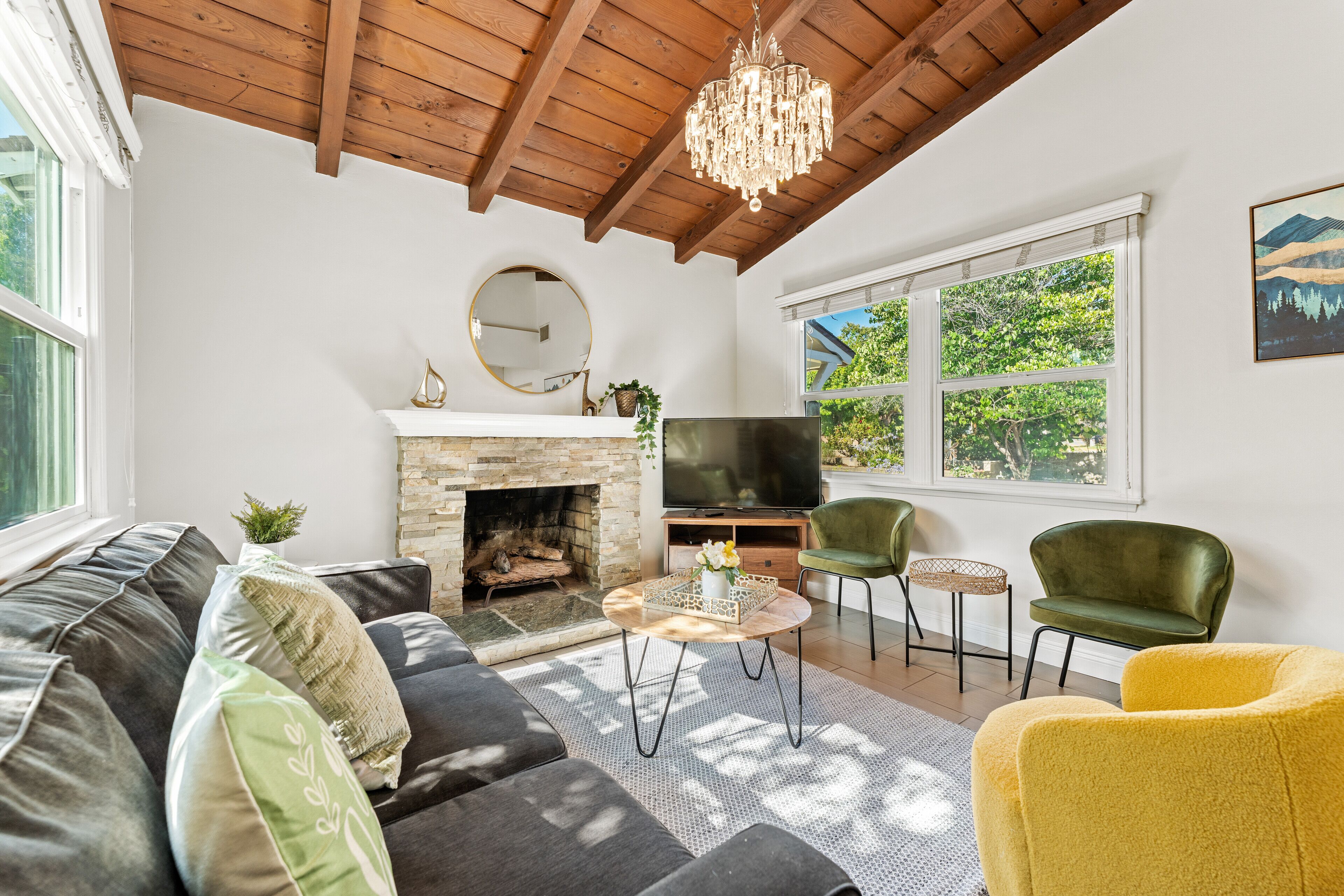 Una sala de estar con chimenea, televisor y asientos cómodos.