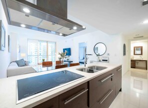 Basic Apartment | Living area | 32-inch flat-screen TV with cable channels, TV - Apartamento Vacacional en Miami (Miami)