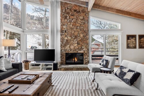 Aspen Mountain! Incredible Balcony Views, A/C, Gas FP, Garage Parking & Pool/ Hot Tub