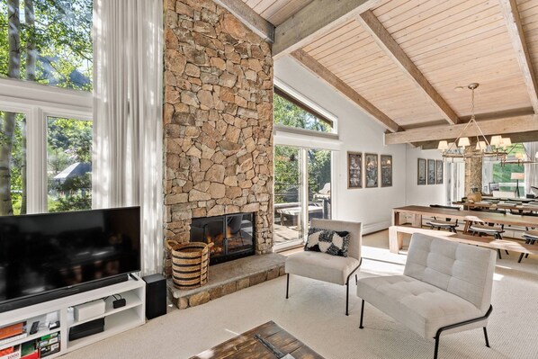 Flat-screen TV, fireplace, DVD player
