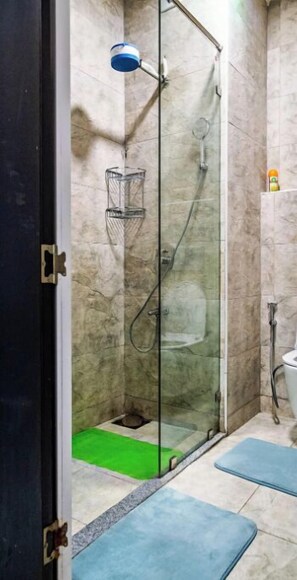 Regadera, toallas, jabón, papel de baño 