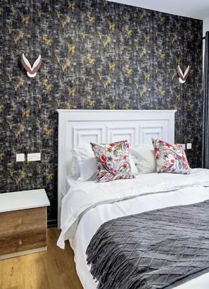 1 habitación, tabla de planchar con plancha, wifi gratis y ropa de cama 