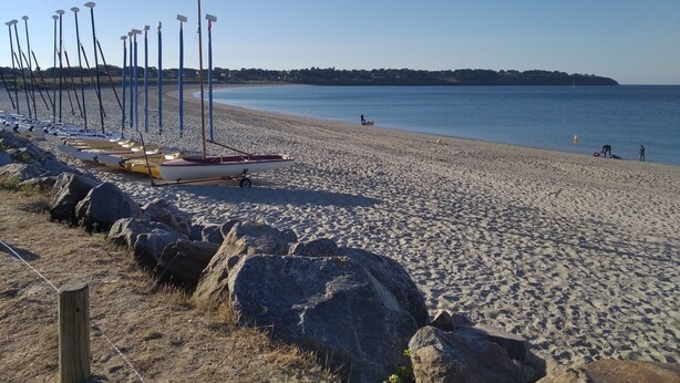 A sandy beach with several small boats lined up on the left. - Maison 3 Chambres Proche des Plages sur la Presquile de Rhuys (Saint-Gildas-de-Rhuys)