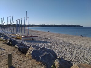 A sandy beach with several small boats lined up on the left. - Maison 3 Chambres Proche des Plages sur la Presquile de Rhuys (Saint-Gildas-de-Rhuys)