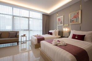 Habitación superior con 2 camas individuales, 2 camas individuales | Artículos del minibar gratis y escritorio