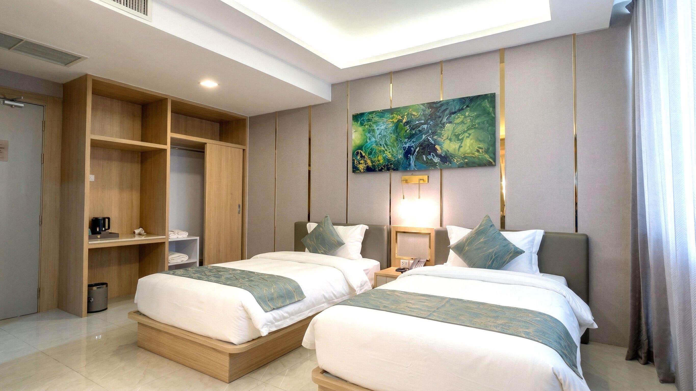 Quarto duplo superior, 2 camas de solteiro | Frigobar (abastecido com alguns itens grátis), escrivaninha