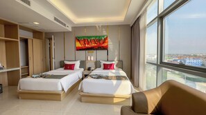 Quarto quádruplo família, várias camas | Frigobar (abastecido com alguns itens grátis), escrivaninha