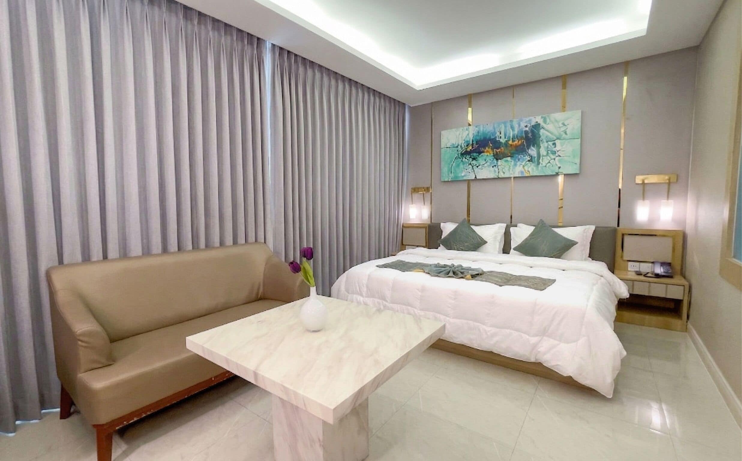 Quarto casal ou duplo luxo | Frigobar (abastecido com alguns itens grátis), escrivaninha